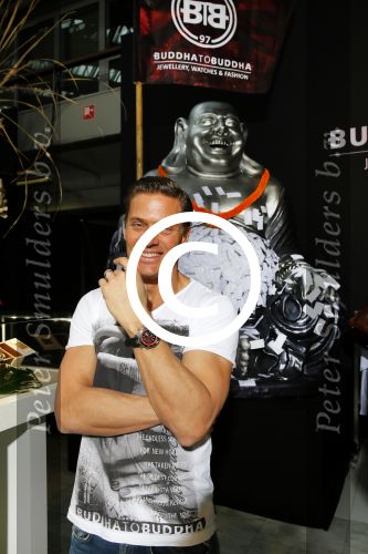 Amsterdam 26 januari 2015
Winston Post draait als dj op de buddha to buddha stand op de modefabriek in de rai.
Goldbergh van Sandra Peet heeft een mooie stand.
Portare heeft twee neiwue merken. Pierre v Hooijdonk staat er met Metro Sneakers.
Mooie container als stand en Goosecraft heeft een hele mooie stand.