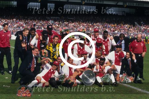 AJAX Landskampioen Seizoen 1995/1996
Met o.a. Patrick Kluivert, Clarence Seedorf,Edwin v d Sar, Winston Bogarde, Danny Blind, Frank de Boer, Ronald de Boer, Michael Reiziger, Edgar Davids, Kanu, Wamberto, Jari Litmanen