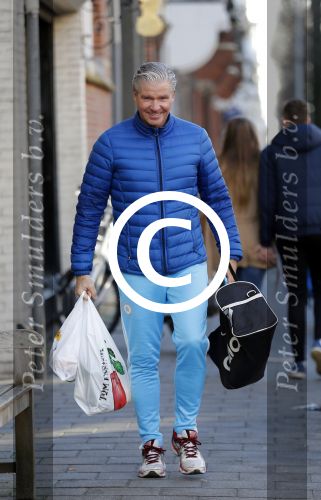 Amsterdam 25 januari 2016 
Dries Roelvink met boodschappen in amsterdam zuid.