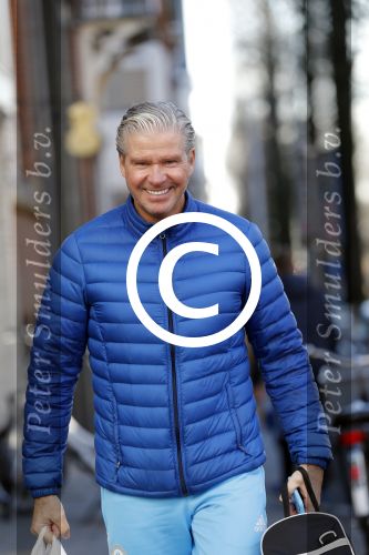 Amsterdam 25 januari 2016 
Dries Roelvink met boodschappen in amsterdam zuid.