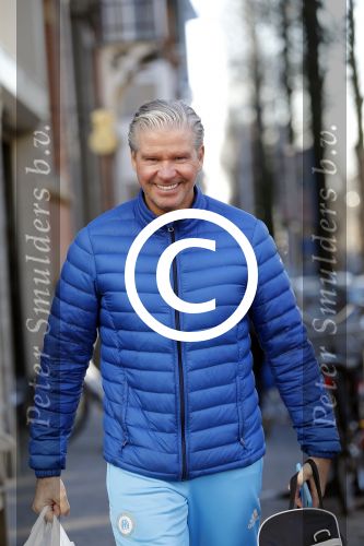 Amsterdam 25 januari 2016 
Dries Roelvink met boodschappen in amsterdam zuid.