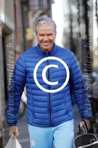 Amsterdam 25 januari 2016 
Dries Roelvink met boodschappen in amsterdam zuid.