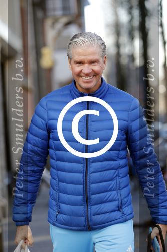 Amsterdam 25 januari 2016 
Dries Roelvink met boodschappen in amsterdam zuid.