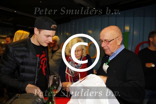Amsterdam 28 januari 2016
Enzo Knol krijt van Youtube award vanwege zijn 1 miljoen abonnees.
Zijn hele familie incl Dee waren aanwezig.