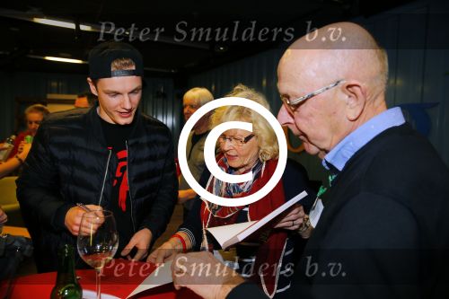 Amsterdam 28 januari 2016
Enzo Knol krijt van Youtube award vanwege zijn 1 miljoen abonnees.
Zijn hele familie incl Dee waren aanwezig.