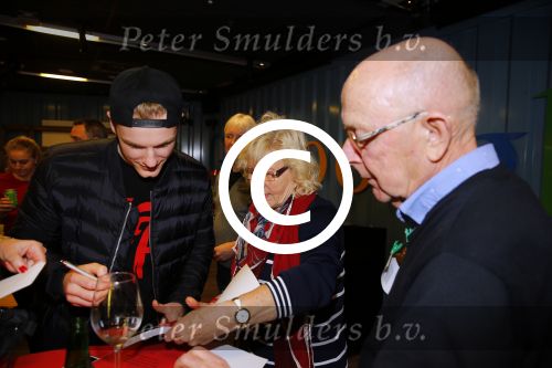 Amsterdam 28 januari 2016
Enzo Knol krijt van Youtube award vanwege zijn 1 miljoen abonnees.
Zijn hele familie incl Dee waren aanwezig.