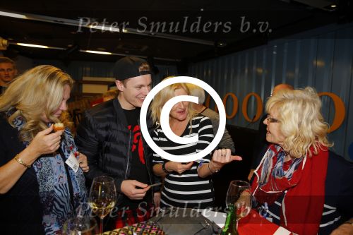 Amsterdam 28 januari 2016
Enzo Knol krijt van Youtube award vanwege zijn 1 miljoen abonnees.
Zijn hele familie incl Dee waren aanwezig.