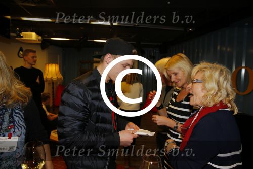 Amsterdam 28 januari 2016
Enzo Knol krijt van Youtube award vanwege zijn 1 miljoen abonnees.
Zijn hele familie incl Dee waren aanwezig.