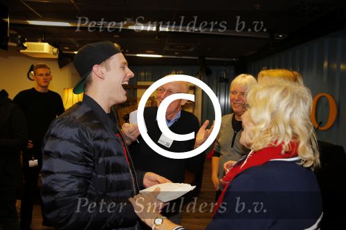 Amsterdam 28 januari 2016
Enzo Knol krijt van Youtube award vanwege zijn 1 miljoen abonnees.
Zijn hele familie incl Dee waren aanwezig.