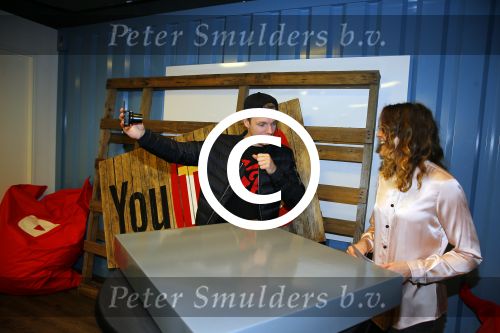 Amsterdam 28 januari 2016
Enzo Knol krijt van Youtube award vanwege zijn 1 miljoen abonnees.
Zijn hele familie incl Dee waren aanwezig.