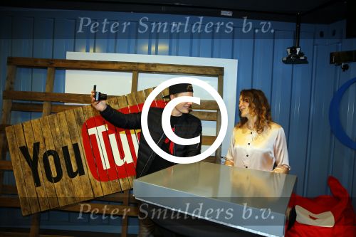 Amsterdam 28 januari 2016
Enzo Knol krijt van Youtube award vanwege zijn 1 miljoen abonnees.
Zijn hele familie incl Dee waren aanwezig.