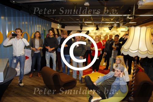 Amsterdam 28 januari 2016
Enzo Knol krijt van Youtube award vanwege zijn 1 miljoen abonnees.
Zijn hele familie incl Dee waren aanwezig.