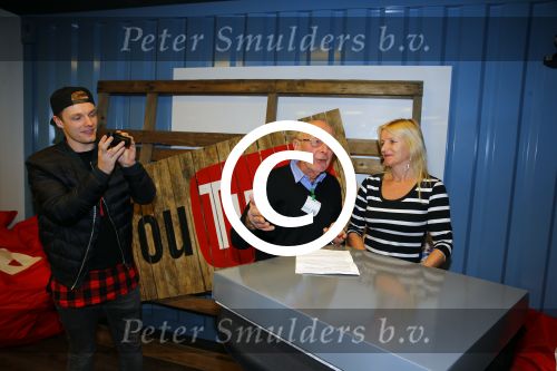 Amsterdam 28 januari 2016
Enzo Knol krijt van Youtube award vanwege zijn 1 miljoen abonnees.
Zijn hele familie incl Dee waren aanwezig.