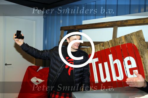 Amsterdam 28 januari 2016
Enzo Knol krijt van Youtube award vanwege zijn 1 miljoen abonnees.
Zijn hele familie incl Dee waren aanwezig.