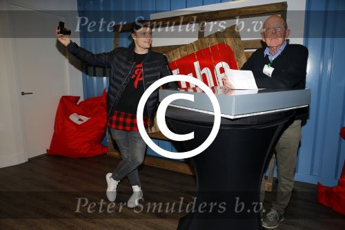 Amsterdam 28 januari 2016
Enzo Knol krijt van Youtube award vanwege zijn 1 miljoen abonnees.
Zijn hele familie incl Dee waren aanwezig.