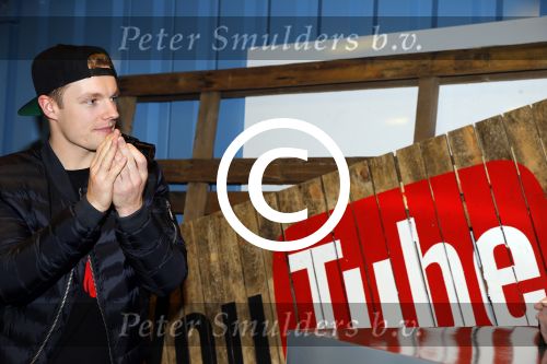 Amsterdam 28 januari 2016
Enzo Knol krijt van Youtube award vanwege zijn 1 miljoen abonnees.
Zijn hele familie incl Dee waren aanwezig.