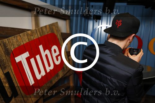 Amsterdam 28 januari 2016
Enzo Knol krijt van Youtube award vanwege zijn 1 miljoen abonnees.
Zijn hele familie incl Dee waren aanwezig.