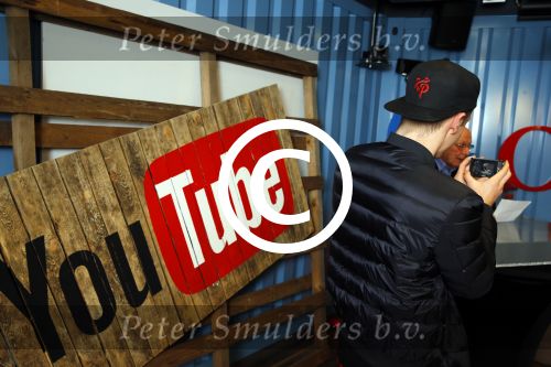 Amsterdam 28 januari 2016
Enzo Knol krijt van Youtube award vanwege zijn 1 miljoen abonnees.
Zijn hele familie incl Dee waren aanwezig.