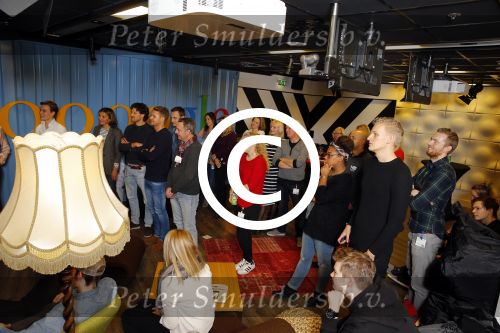 Amsterdam 28 januari 2016
Enzo Knol krijt van Youtube award vanwege zijn 1 miljoen abonnees.
Zijn hele familie incl Dee waren aanwezig.