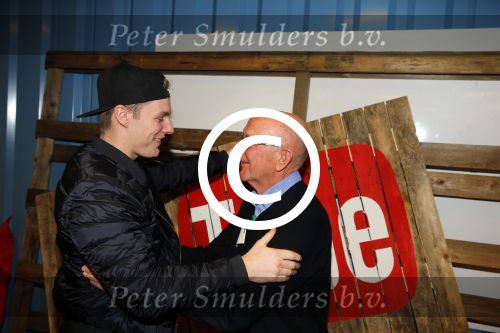 Amsterdam 28 januari 2016
Enzo Knol krijt van Youtube award vanwege zijn 1 miljoen abonnees.
Zijn hele familie incl Dee waren aanwezig.