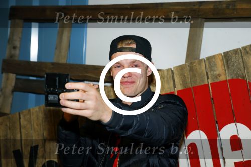 Amsterdam 28 januari 2016
Enzo Knol krijt van Youtube award vanwege zijn 1 miljoen abonnees.
Zijn hele familie incl Dee waren aanwezig.