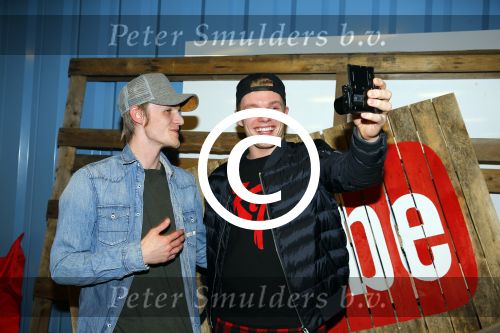 Amsterdam 28 januari 2016
Enzo Knol krijt van Youtube award vanwege zijn 1 miljoen abonnees.
Zijn hele familie incl Dee waren aanwezig. Enzo met zijn broer Milan