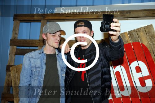 Amsterdam 28 januari 2016
Enzo Knol krijt van Youtube award vanwege zijn 1 miljoen abonnees.
Zijn hele familie incl Dee waren aanwezig. Enzo met zijn broer Milan