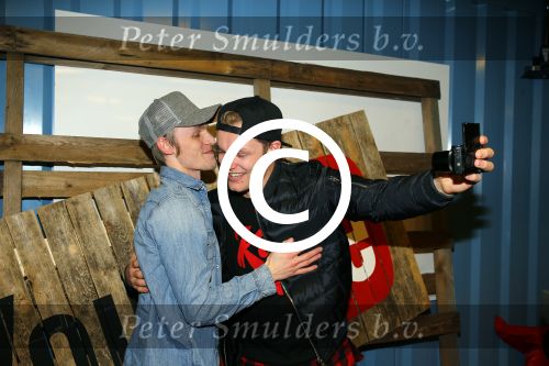Amsterdam 28 januari 2016
Enzo Knol krijt van Youtube award vanwege zijn 1 miljoen abonnees.
Zijn hele familie incl Dee waren aanwezig. Enzo met zijn broer Milan