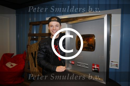 Amsterdam 28 januari 2016
Enzo Knol krijt van Youtube award vanwege zijn 1 miljoen abonnees.
Zijn hele familie incl Dee waren aanwezig.