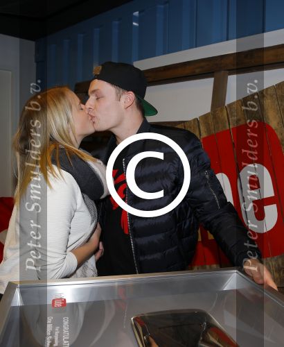 Amsterdam 28 januari 2016
Enzo Knol krijt van Youtube award vanwege zijn 1 miljoen abonnees.
Zijn hele familie incl Dee waren aanwezig.