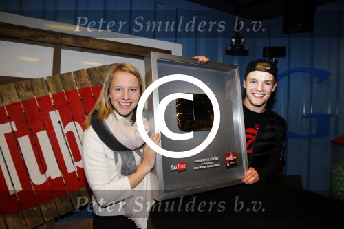 Amsterdam 28 januari 2016
Enzo Knol krijt van Youtube award vanwege zijn 1 miljoen abonnees.
Zijn hele familie incl Dee waren aanwezig.