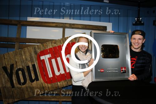 Amsterdam 28 januari 2016
Enzo Knol krijt van Youtube award vanwege zijn 1 miljoen abonnees.
Zijn hele familie incl Dee waren aanwezig.
