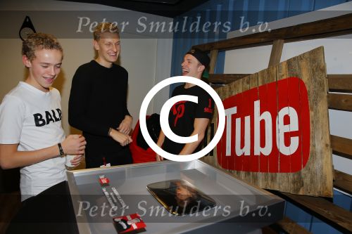Amsterdam 28 januari 2016
Enzo Knol krijt van Youtube award vanwege zijn 1 miljoen abonnees.
Zijn hele familie incl Dee waren aanwezig.