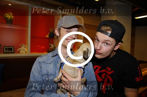 Amsterdam 28 januari 2016
Enzo Knol krijt van Youtube award vanwege zijn 1 miljoen abonnees.
Zijn hele familie incl Dee waren aanwezig. Enzo met zijn broer Milan