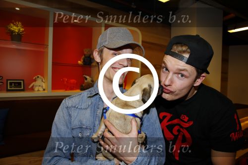 Amsterdam 28 januari 2016
Enzo Knol krijt van Youtube award vanwege zijn 1 miljoen abonnees.
Zijn hele familie incl Dee waren aanwezig. Enzo met zijn broer Milan