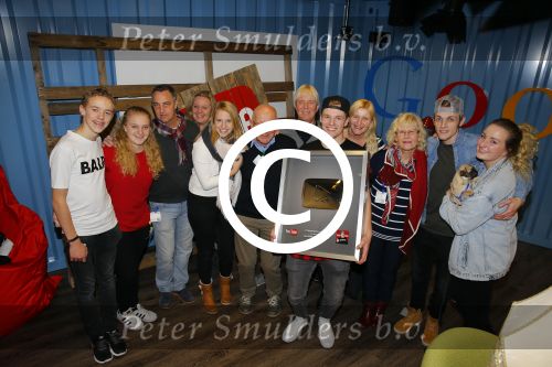 Amsterdam 28 januari 2016
Enzo Knol krijt van Youtube award vanwege zijn 1 miljoen abonnees.
Zijn hele familie incl Dee waren aanwezig.