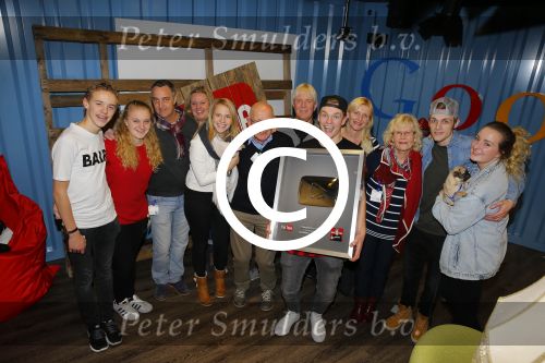 Amsterdam 28 januari 2016
Enzo Knol krijt van Youtube award vanwege zijn 1 miljoen abonnees.
Zijn hele familie incl Dee waren aanwezig.