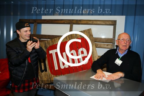 Amsterdam 28 januari 2016
Enzo Knol krijt van Youtube award vanwege zijn 1 miljoen abonnees.
Zijn hele familie incl Dee waren aanwezig. Opa Enzo