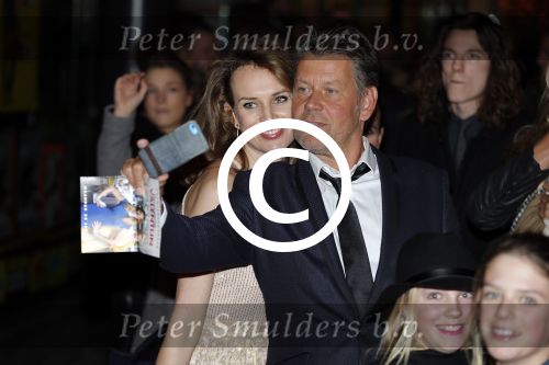 Amsterdam 25 januari 2016
Premiere Valentijn in Tuschinski met oa Georgina Verbaan Egbert Jan Weeber Roeland Fernhout Megan de Kruijf Maarten Heijmans Lies Visschedijk en Melody Klaver .
Erik v d Hoff met vriendin