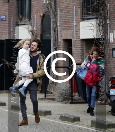 Amsterdam 6 februari 2016
Katja Schuurman en haar vriend Freek v Noortwijk hallen samen Sammie op bij haar vader Thijs Romer. Thijs woont net in een ander appartement.