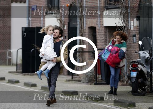 Amsterdam 6 februari 2016
Katja Schuurman en haar vriend Freek v Noortwijk hallen samen Sammie op bij haar vader Thijs Romer. Thijs woont net in een ander appartement.