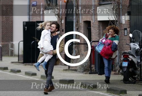 Amsterdam 6 februari 2016
Katja Schuurman en haar vriend Freek v Noortwijk hallen samen Sammie op bij haar vader Thijs Romer. Thijs woont net in een ander appartement.