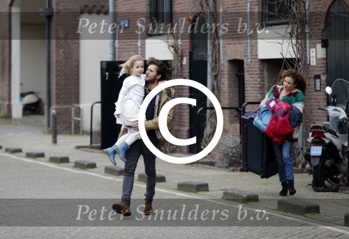 Amsterdam 6 februari 2016
Katja Schuurman en haar vriend Freek v Noortwijk hallen samen Sammie op bij haar vader Thijs Romer. Thijs woont net in een ander appartement.