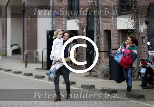 Amsterdam 6 februari 2016
Katja Schuurman en haar vriend Freek v Noortwijk hallen samen Sammie op bij haar vader Thijs Romer. Thijs woont net in een ander appartement.