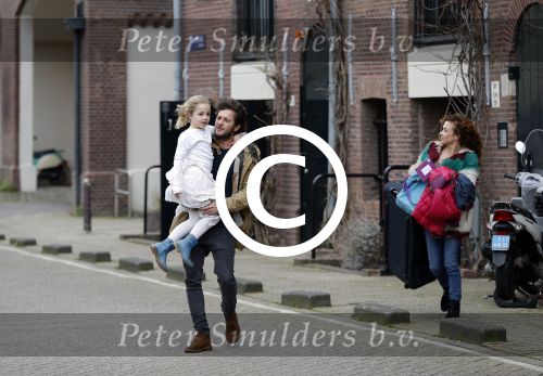 Amsterdam 6 februari 2016
Katja Schuurman en haar vriend Freek v Noortwijk hallen samen Sammie op bij haar vader Thijs Romer. Thijs woont net in een ander appartement.