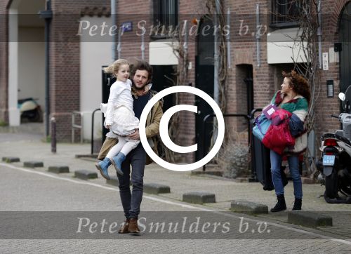 Amsterdam 6 februari 2016
Katja Schuurman en haar vriend Freek v Noortwijk hallen samen Sammie op bij haar vader Thijs Romer. Thijs woont net in een ander appartement.