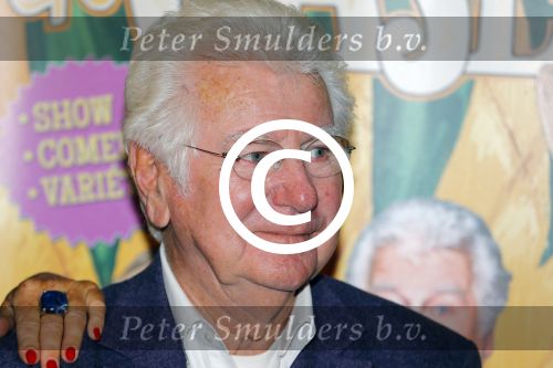 Rotterdam 21 januari 2016
Presentatie de oase bar met oa Gerard Cox Joke Bruijs Brigitte Kaandorp Ron Brandsteder Jacques Herb Johnny Kraaykamp jr Tony Neef Ernst Daniel Smid Veldhuis en Kemper en Martin v Waardenberg.