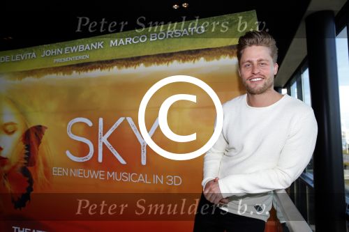 Amsterdam 25 januari 2016
Presentatie cast SKY . Musical van John Ewbank Marco Borsato en Robin de Levita .
oa Matteo v d Grijn Joel de Tombe en Lisse Knapen.