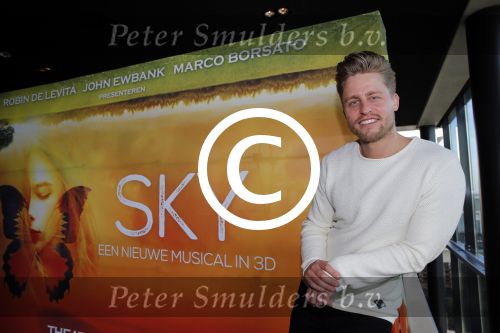 Amsterdam 25 januari 2016
Presentatie cast SKY . Musical van John Ewbank Marco Borsato en Robin de Levita .
oa Matteo v d Grijn Joel de Tombe en Lisse Knapen.
