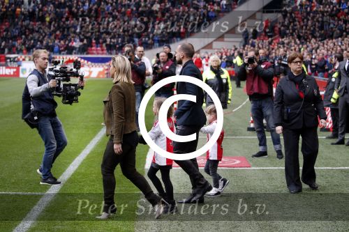 Amsterdam 7 februari 2016
Afscheid John Heitinga voor de wedstrijd AJAX-Feyenoord in de arena.
Zijn vrouw Charlotte Sophie en kinderen Jezebel en Lennox zijn ook aanwezig.